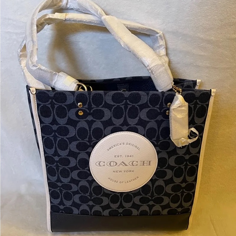 Dempsey Tote 40 In Signature Jacquard With Coach Patch